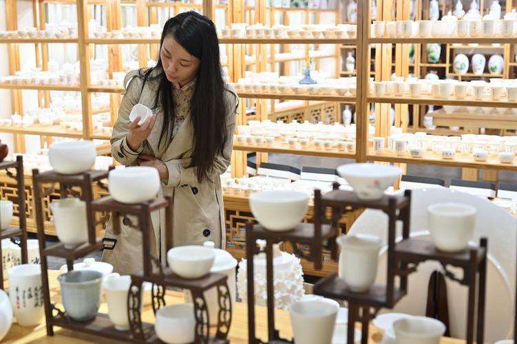10月20日,一名网络主播挑选徐金宝制作的白瓷茶具,准备上线直播销售.